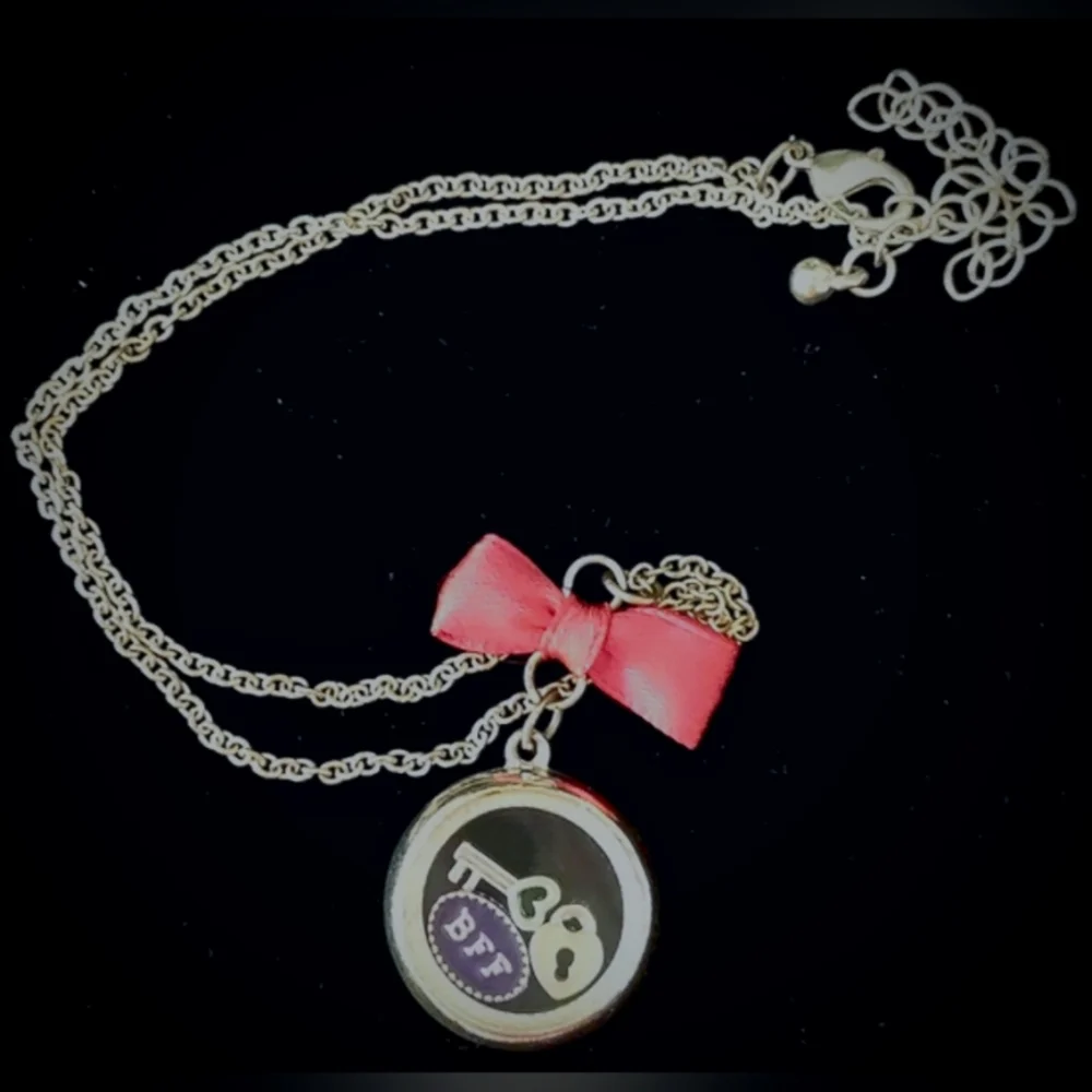 BFF Story Locket with Floating charms NWOT